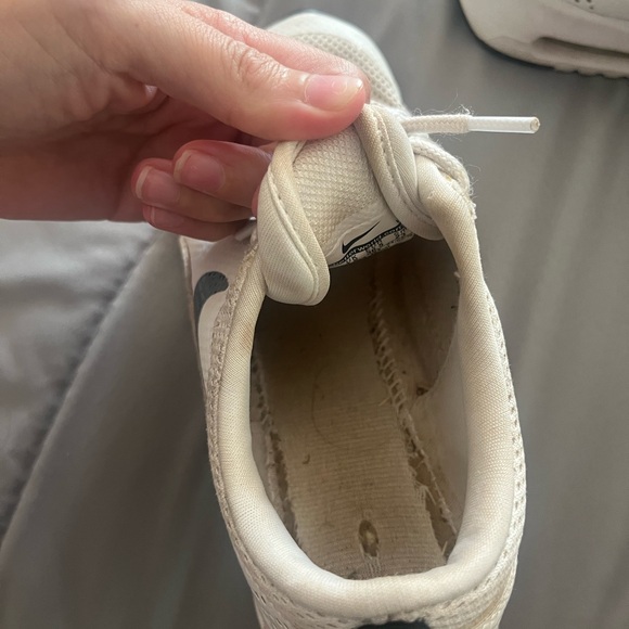 Girls white and black Nike Air Maxes - Picture 7 of 7